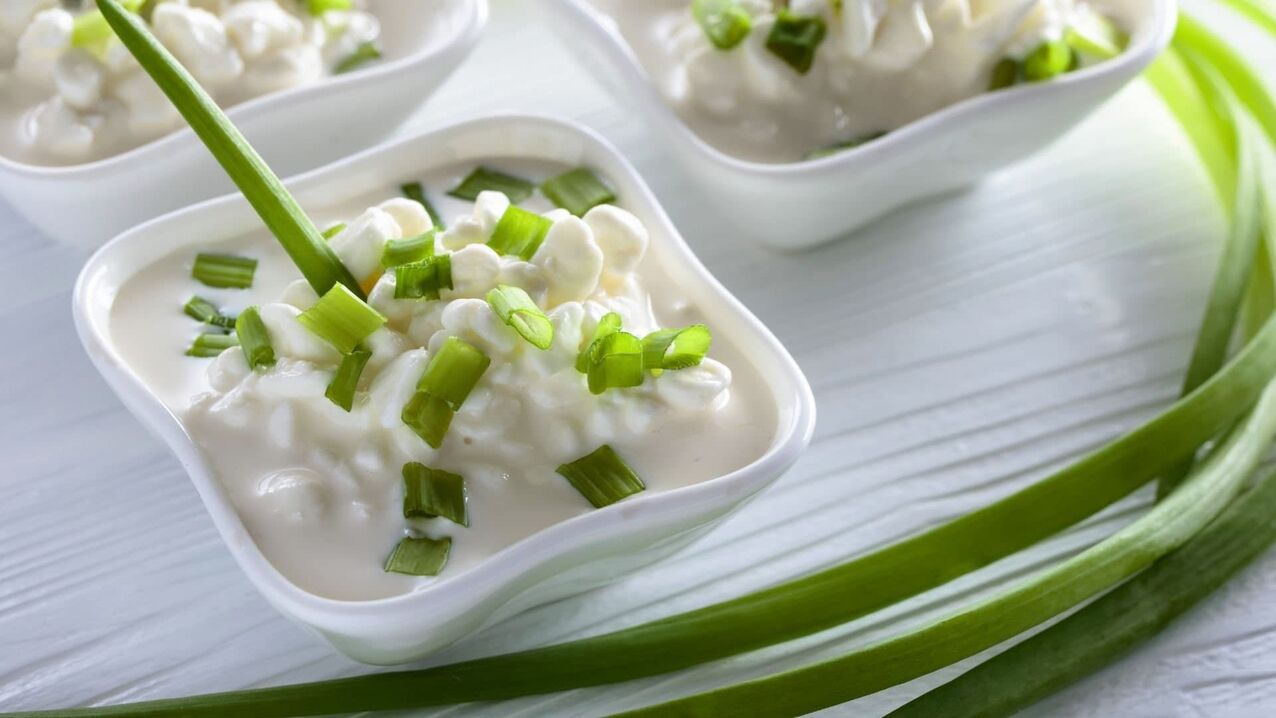 Cebolas verdes con queixo cottage para mellorar a potencia